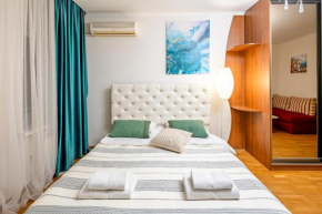 Just another comfy apartment on the main squere. 2 bedrooms, own heating, AC